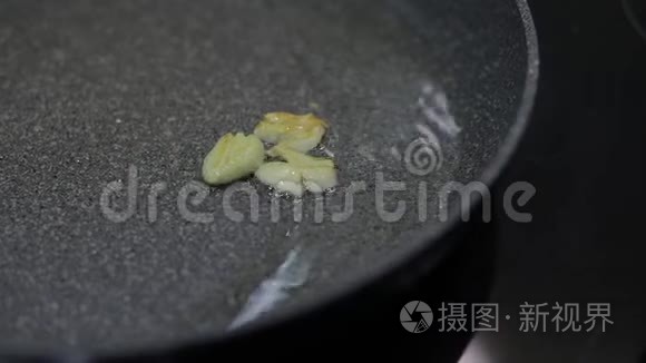 炸蒜片和煮食油在黑锅里视频