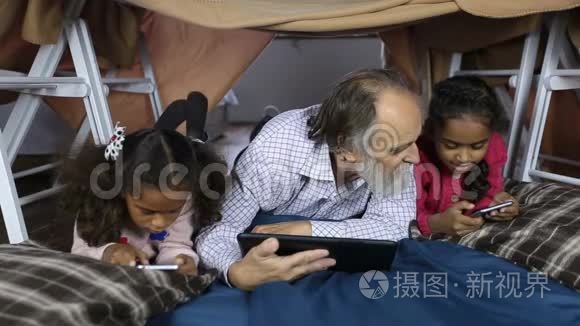 使用科技设备的多民族家庭视频