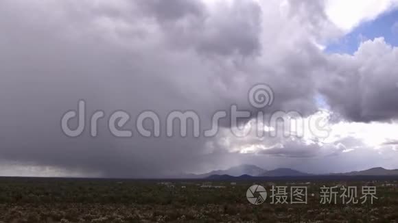 快速移动的沙漠暴雨视频