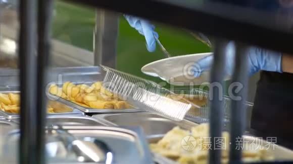 厨师把煎饼放进塑料容器里视频