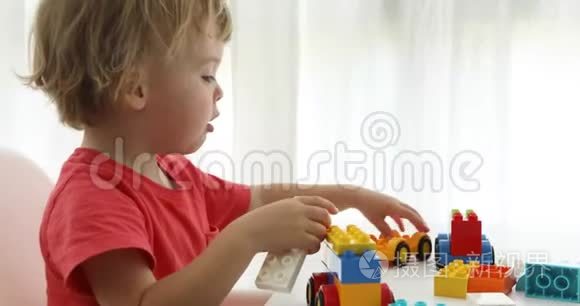 特写幼儿双手玩彩色塑料砖视频