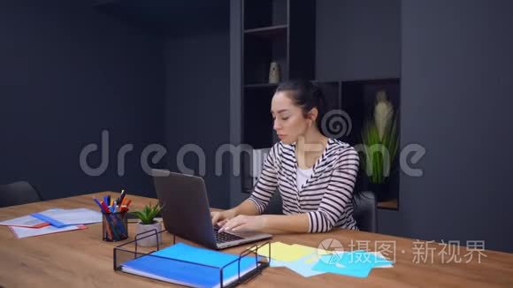 创业公司员工用笔记本电脑微笑视频