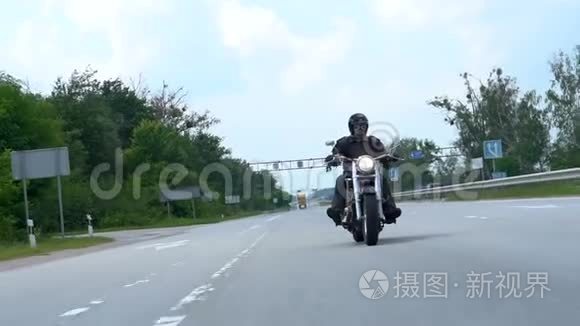 乡村公路上的摩托车手视频
