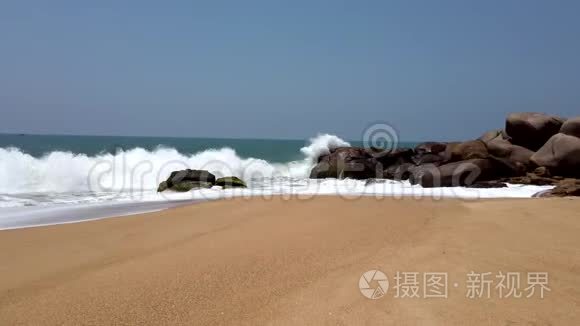 海浪冲击海滩和岩石视频