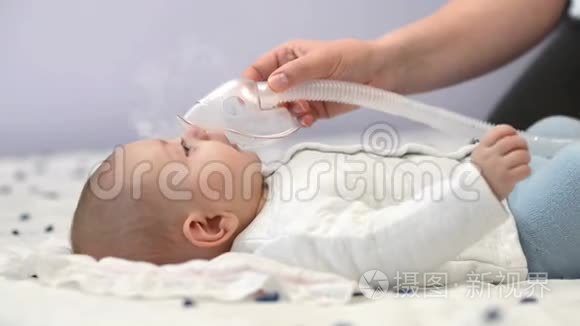 可爱的婴儿接受呼吸治疗视频