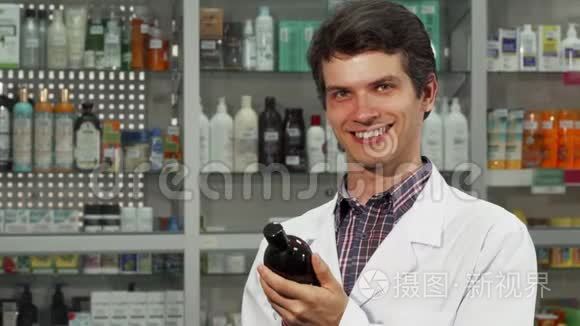 快乐的药剂师在药店工作时竖起大拇指