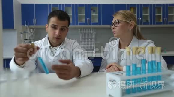 化验员在实验室用液体分析试管视频