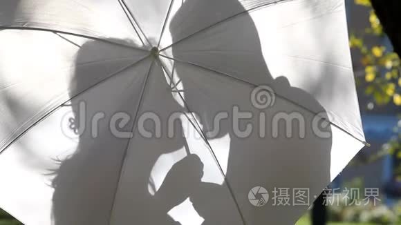 情人的影子在伞后抚摸视频
