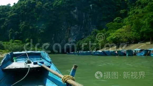 船漂过停泊在岸边的蓝色旅游船视频