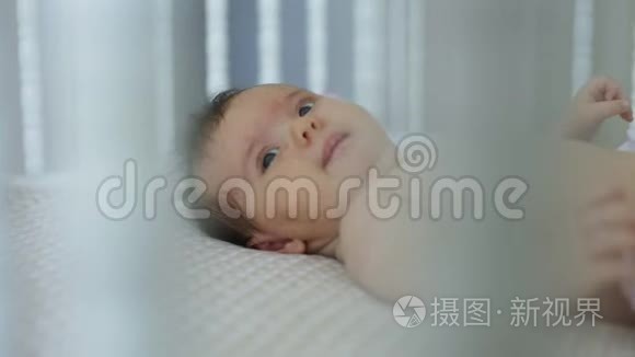 可爱的小宝宝躺在家里的床上视频