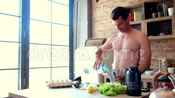 男人在厨房里煮蛋白质鸡尾酒视频