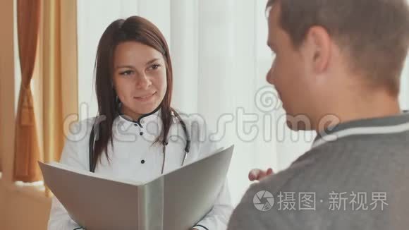 一个病人和一个年轻的女医生在医院里提供建议。