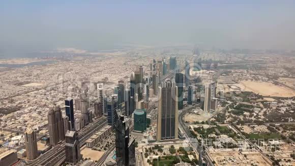 谢赫·扎耶德公路摩天大楼和地标-迪拜城市道路和塔从哈利法俯瞰