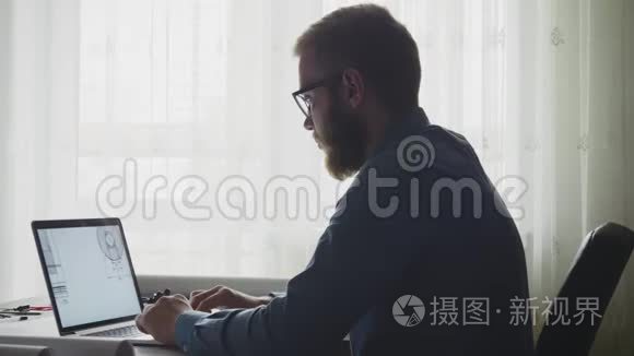 一位坐在靠窗的飞船设计工程师视频