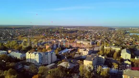 城市上空彩色气球的鸟瞰图视频