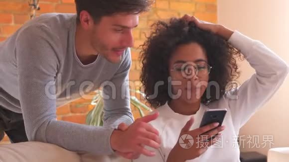 混合种族夫妇在家客厅里用手机视频
