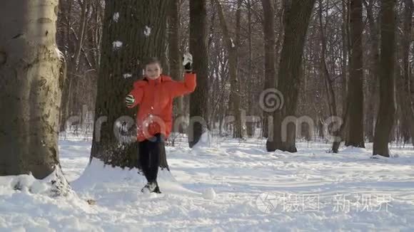 可爱的男孩在镜头里扔雪球视频