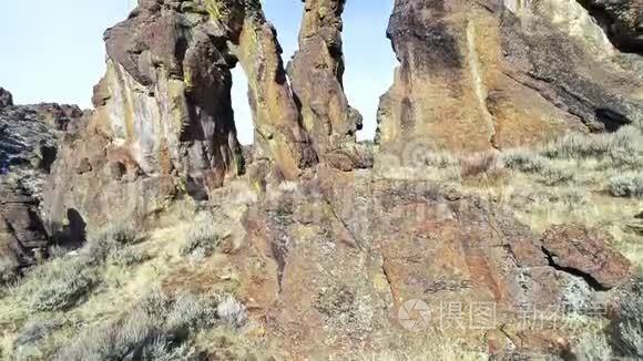 沙漠中岩石尖顶的俯视图视频