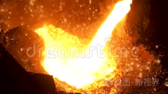 炼钢厂熔钢从炉子转到钢包进一步加工 库存录像 详情短视频