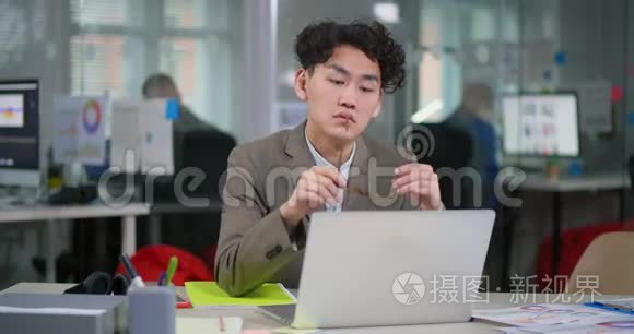 年轻的亚洲网页设计师戴眼镜视频