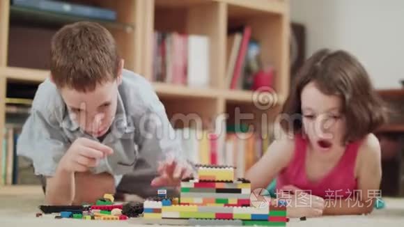 两个孩子在家玩乐高积木视频