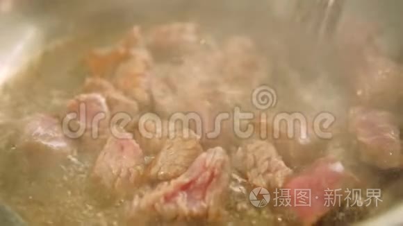 炒肉厨师炒牛肉片炒锅视频