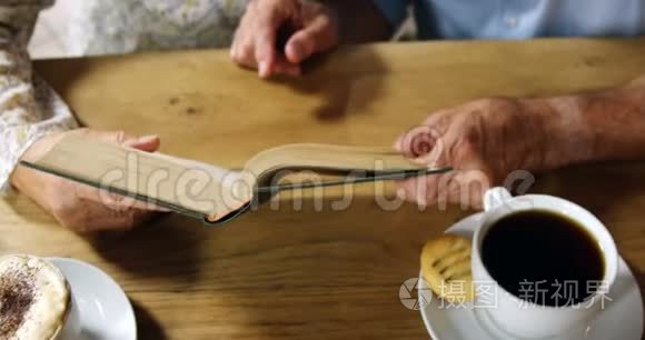 在咖啡馆里读小说的老夫妇视频