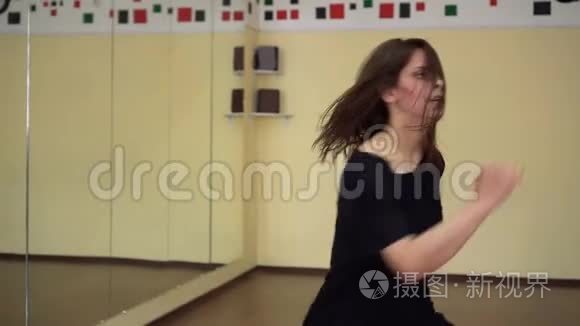专业的女舞蹈演员在舞厅锻炼视频