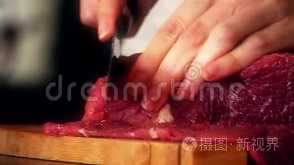 女人在木板上切生牛肉视频