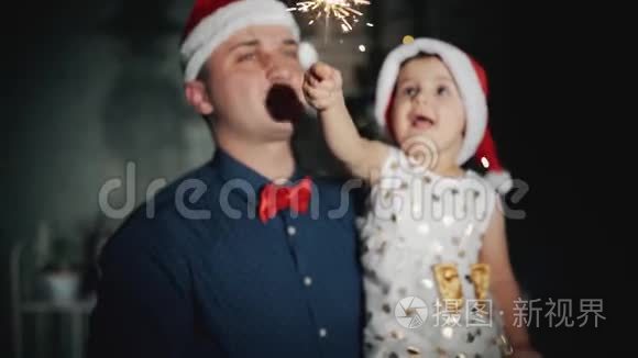 快乐的一家人头戴圣诞老人帽，戴着闪闪发光的首饰，在圣诞树下微笑