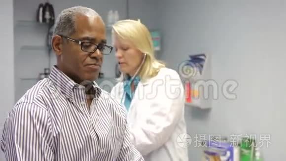 听诊医生用听诊器呼吸视频