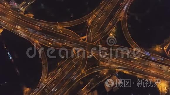 复杂道路在夜间通过。 上海城。 中国。 高空垂直俯视图