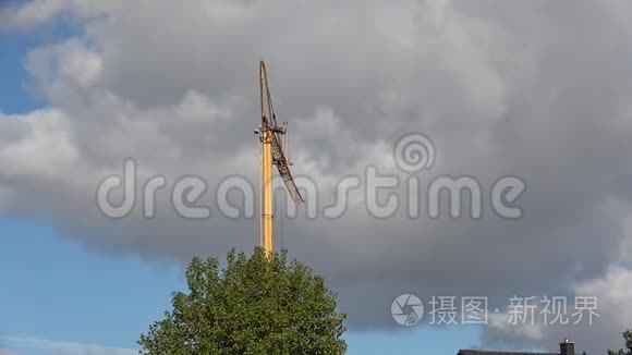 天空背景和烟雾中的起重机建筑视频