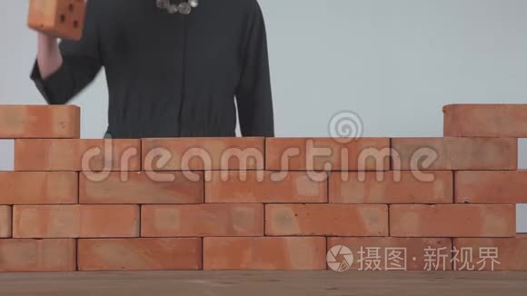 女人在墙上放砖视频