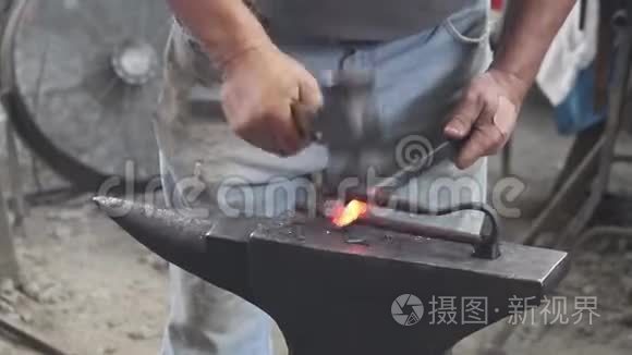 铁匠在铁砧上锤铁视频