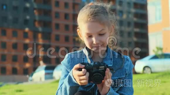 一个拿着相机的小女孩的肖像视频