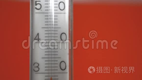 红色背景上的温度计视频