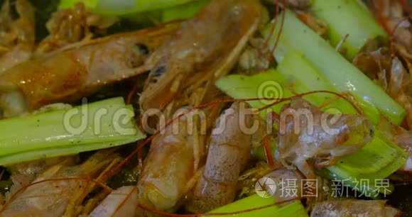 用韭菜和香料煎煮兰戈丁贝壳视频