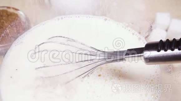 在一碗牛奶中慢动作金属搅拌视频