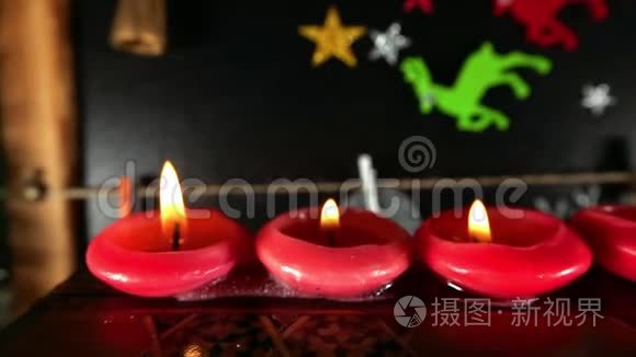 圣诞节五颜六色的装饰和蜡烛视频