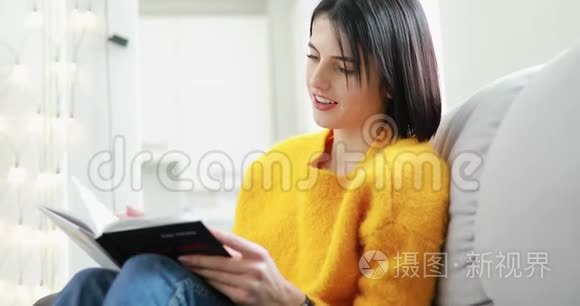 女人周末在家看书视频