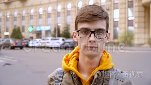 戴眼镜的年轻人的肖像视频
