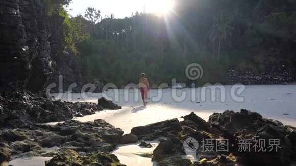 白种人在寂寞热带天堂海滩散步视频