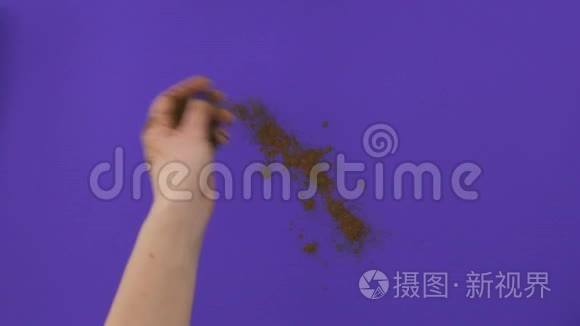 女性散射可可粉视频