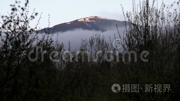 晨雾中的帕拉什卡山顶视频