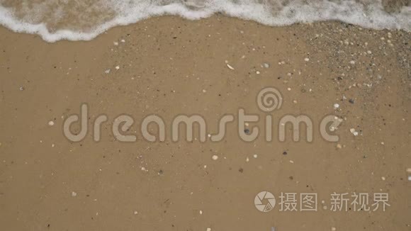 从上面可以看到沙滩上的海浪视频