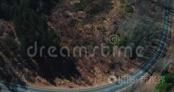 在山林道路上的高空观景视频