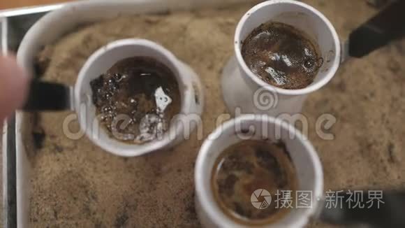 咖啡师用热沙锅煮土耳其咖啡视频