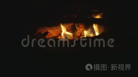 传统火炉中燃烧的木头余烬视频