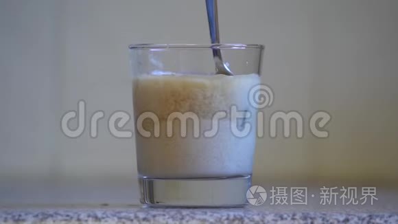 用茶匙搅拌一杯茶和牛奶视频